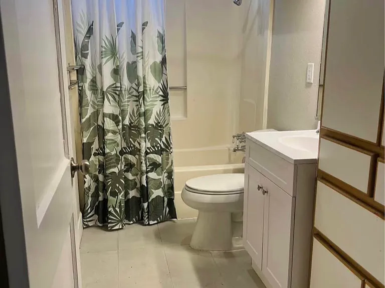 905 E Crestwood Dr #B — Photo 8