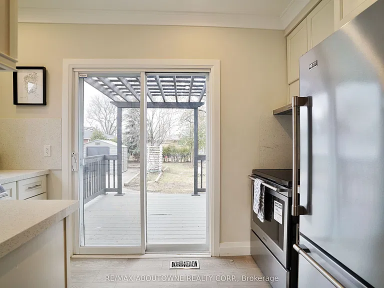 96 Mohawk Rd E — Photo 19