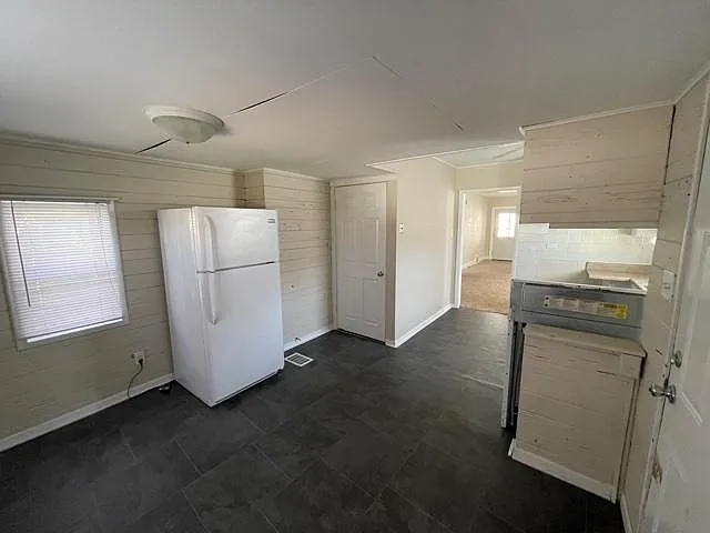 231 E Victoria St — Photo 7