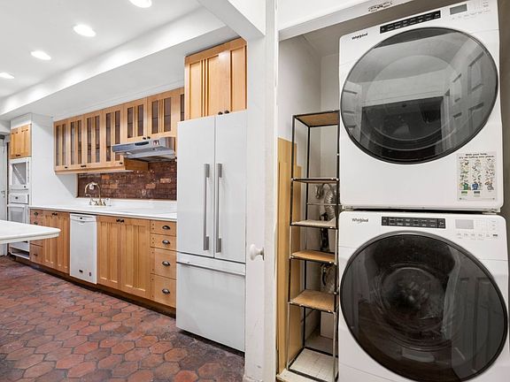 5th image of 212 E 11th St