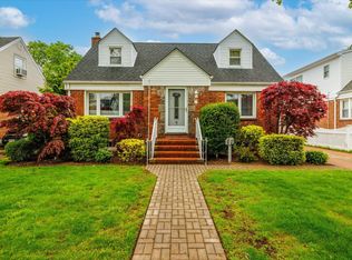 19 Croyden St, New Hyde Park, NY 11040