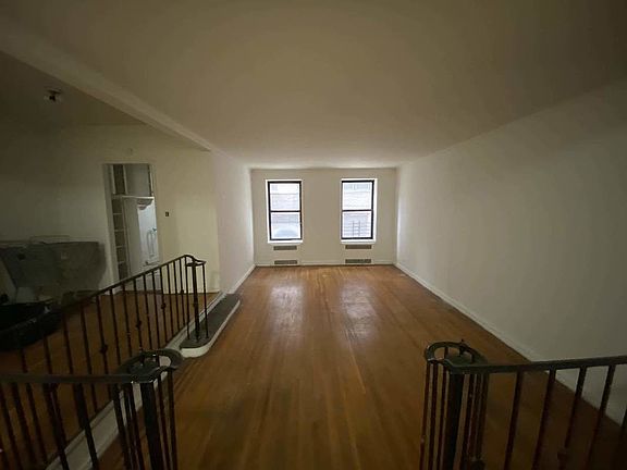 3rd image of 6770 Yellowstone Blvd APT 1U