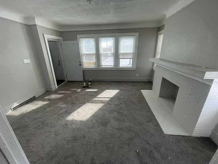 3812 W Grand St — Photo 2