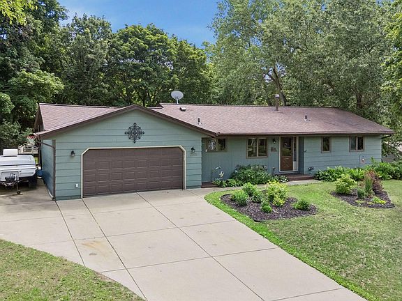 4th image of 2205 Oakwood Dr