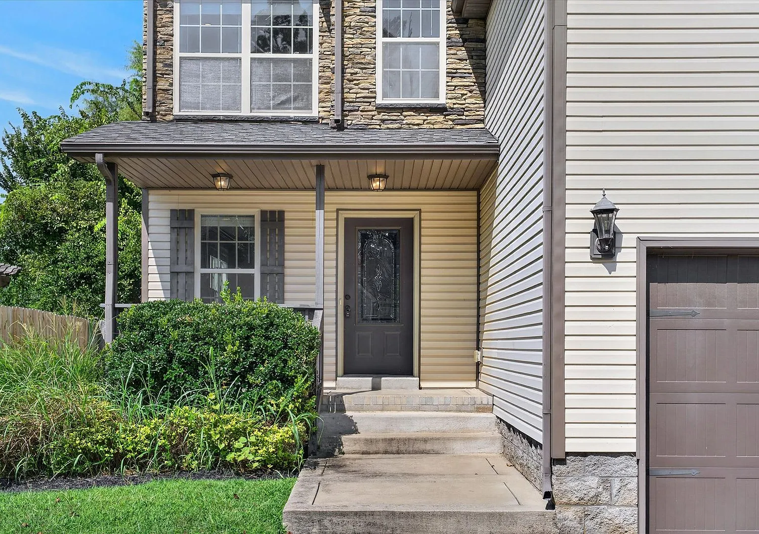 Pet Friendly Three Bedroom with Bonus! — Photo 4