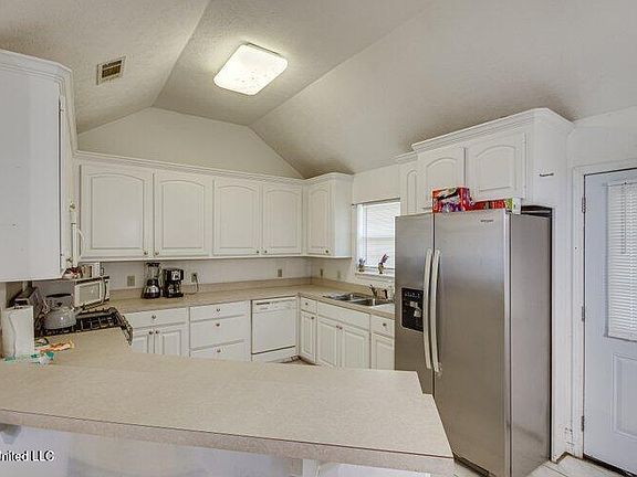 5th image of 131 Valley Dr