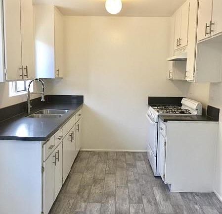 4th image of 22407 Denker Ave