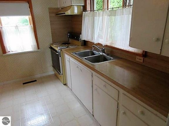 4th image of 529 E Lake Mitchell Dr