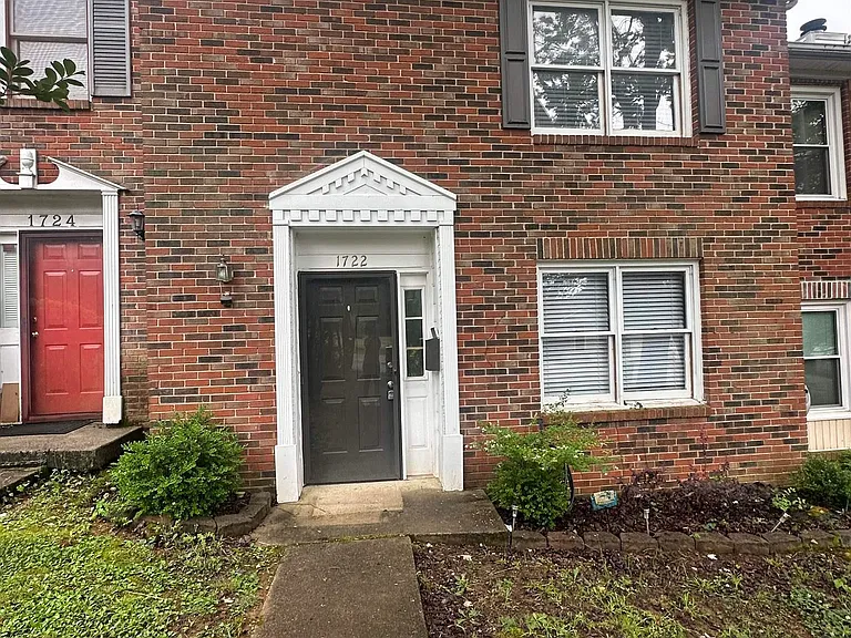 1722 Ward Ave NE — Photo 1