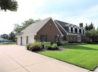 1945 Cliffview Ct, Oshkosh, WI 54901