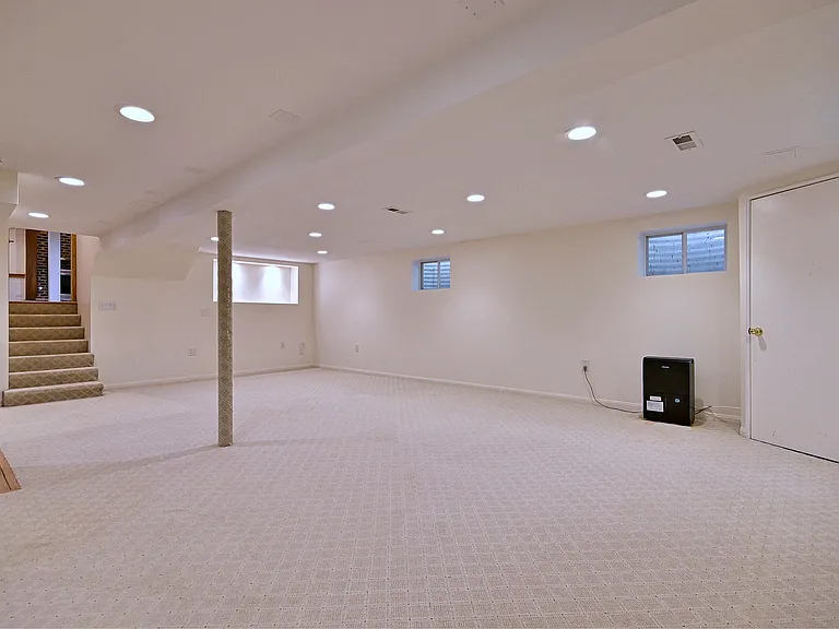 2360 N Drury Ln — Photo 34