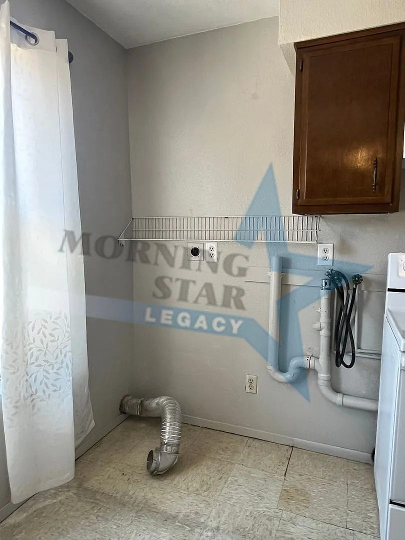 2325 College St — Photo 2