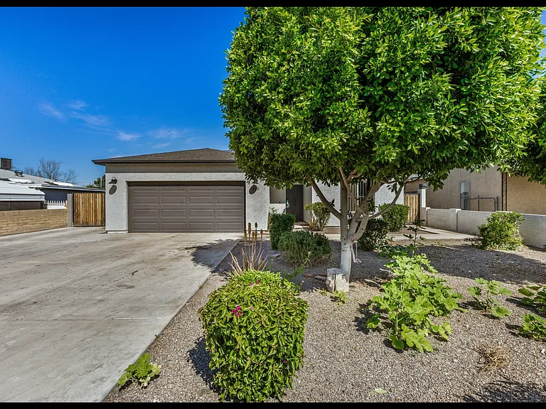 210 W Sunland Ave — Photo 1