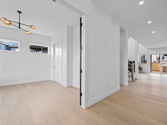 5th image of 933 Saint Andrews Ln
