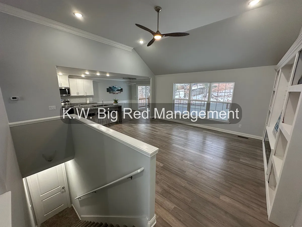 Building Photo - 2880 Crescent Hill Dr NE