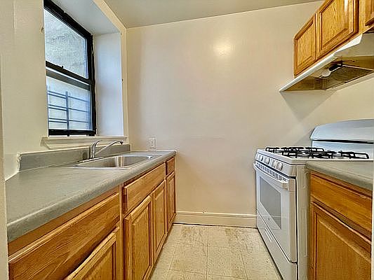 3rd image of 240 E 119th St #1C