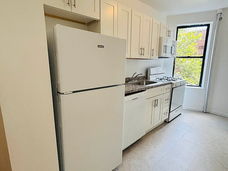 209 Bennett Ave #6D — Photo 1