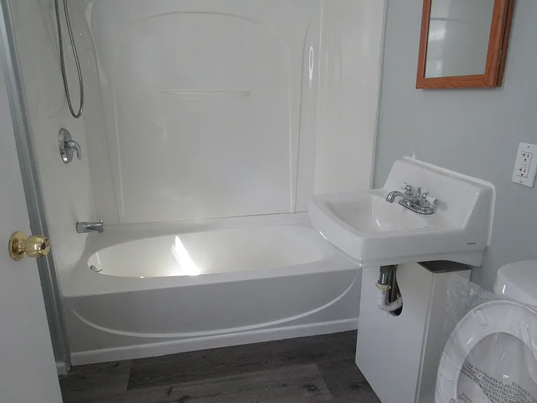 Main floor full bath