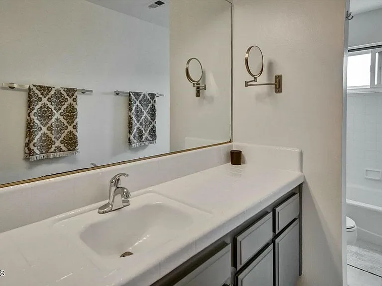508 Village Rd — Photo 23