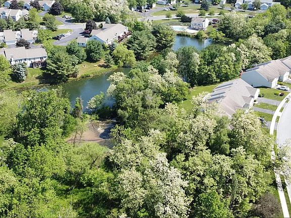 Hidden Lake. Amazing view in a quiet neighborhood.