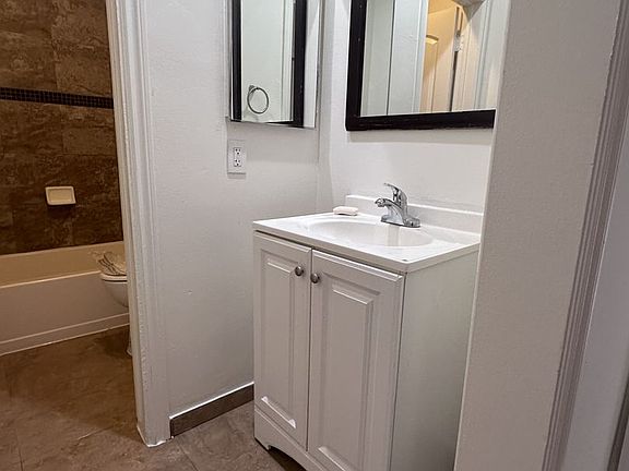 2nd image of 947 S Westmoreland Ave #311