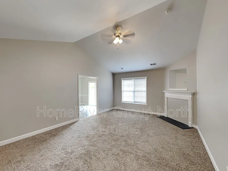 3 bed, 2.0 bath, 1238 sqft, $1,710 — Photo 4