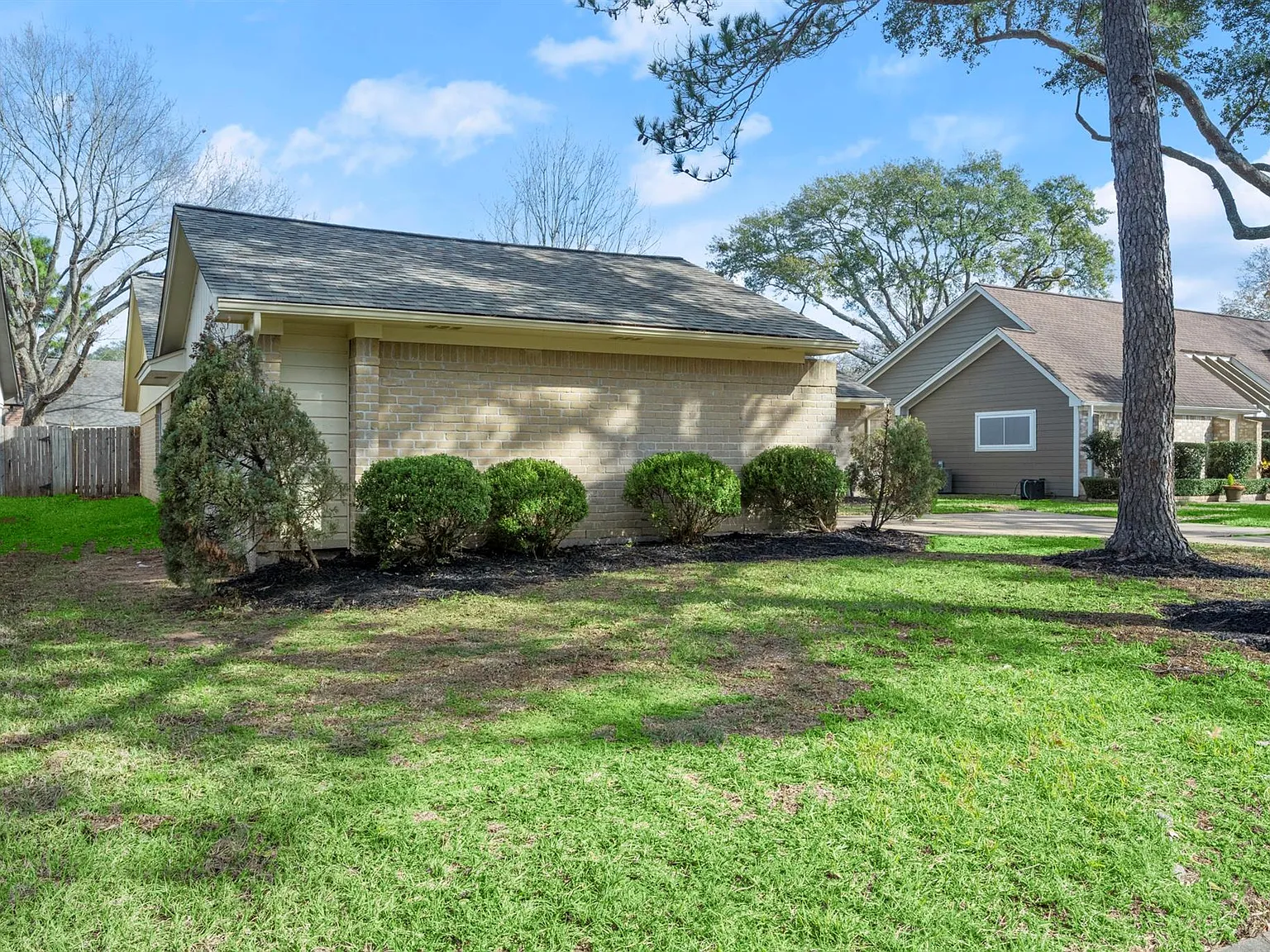 3 bed, 2.5 bath, 1826 sqft, $2,000 — Photo 3