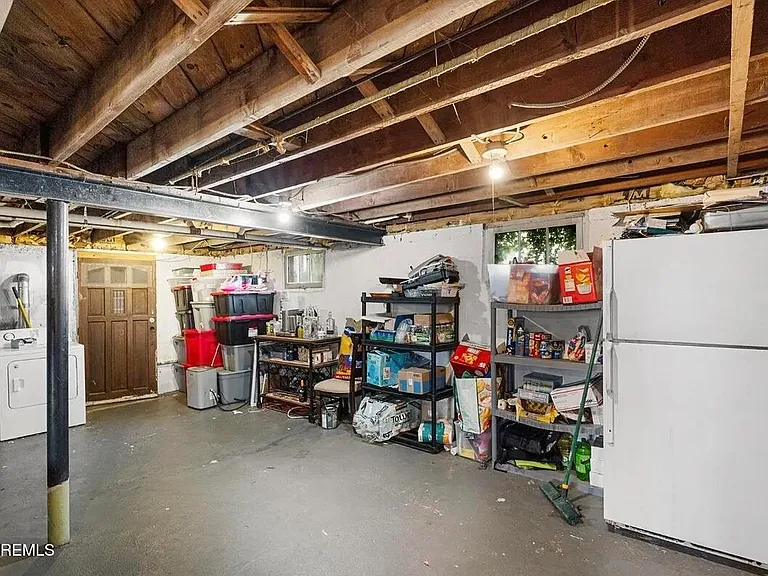 585 Bamford Ave — Photo 7