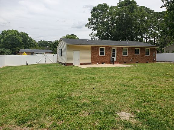 Huge fenced in back yard !!