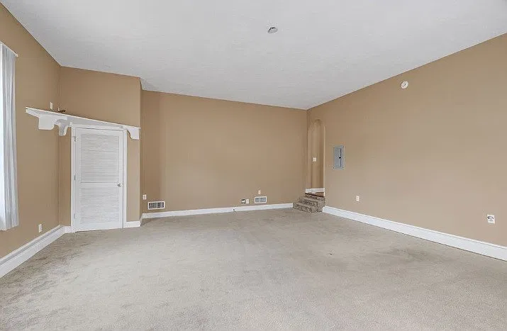 4 bed, 2.5 bath, 2600 sqft, $2,000 — Photo 3