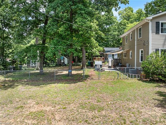 5th image of 1001 Oakview Rd