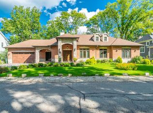 1945 Glen Oak Dr, Glenview, IL 60025