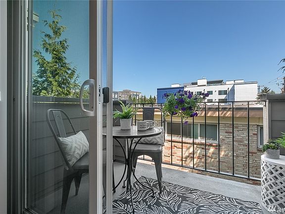 3rd image of 4831 Fauntleroy Way SW APT 304