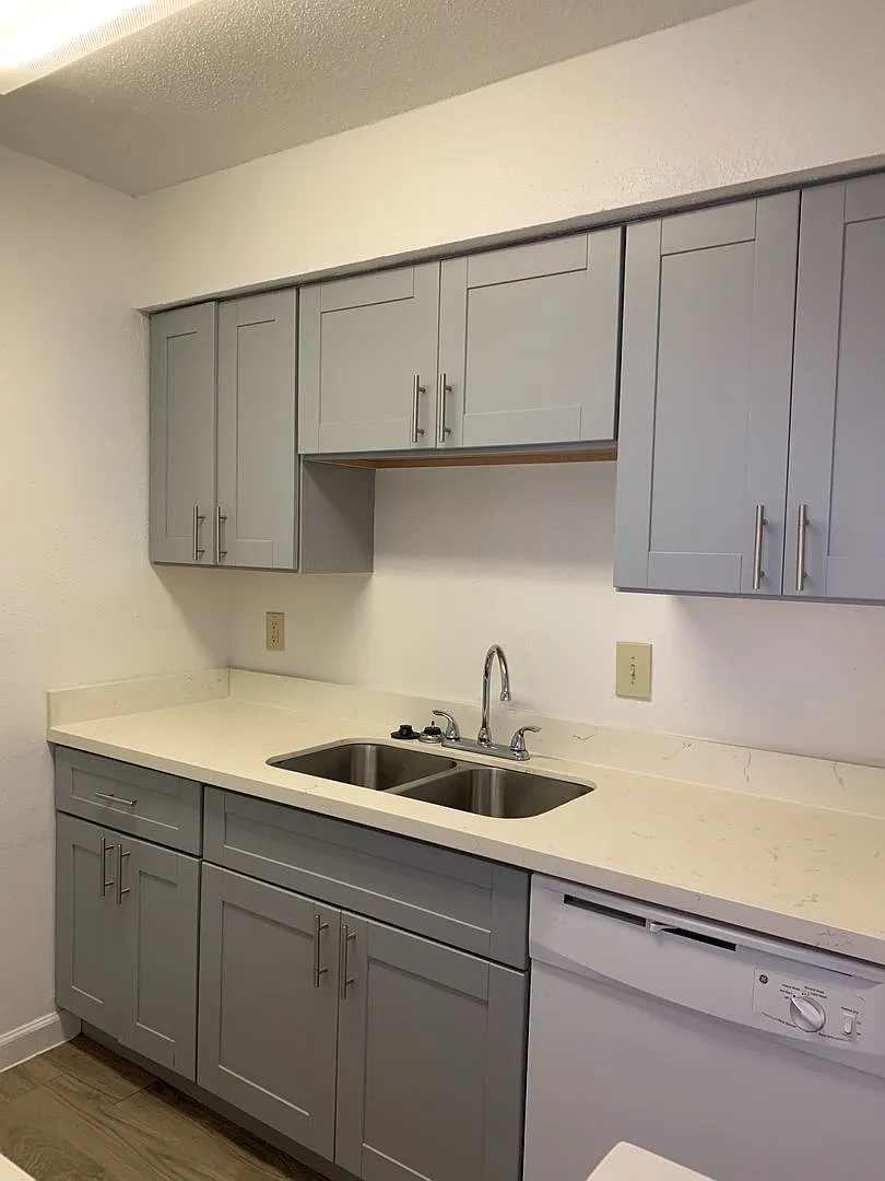 Emerald Cove Apartments — Photo 1