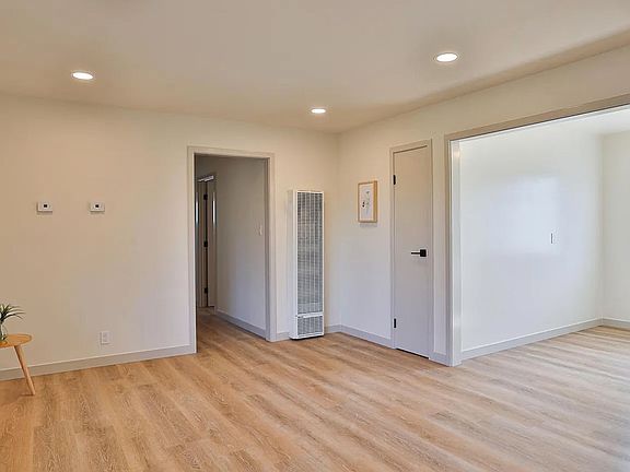 4th image of 460 E Maude Ave #7