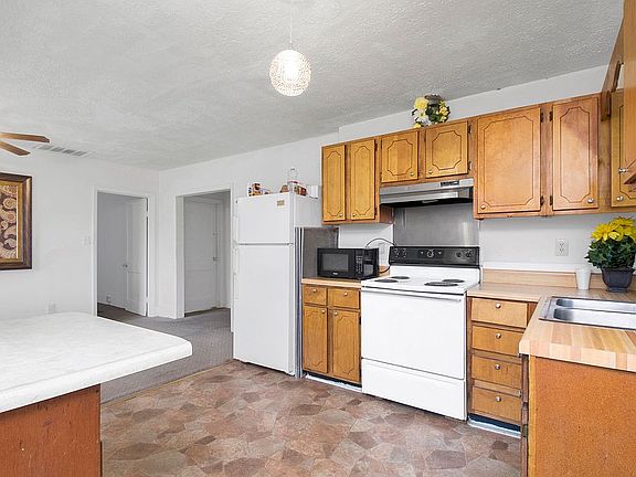 Kitchen/ Dining Room