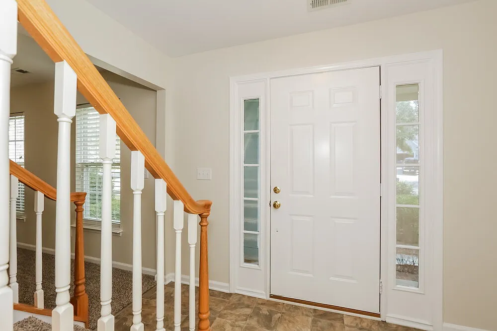 4 bed, 2.5 bath, 2024 sqft, $2,320 — Photo 2