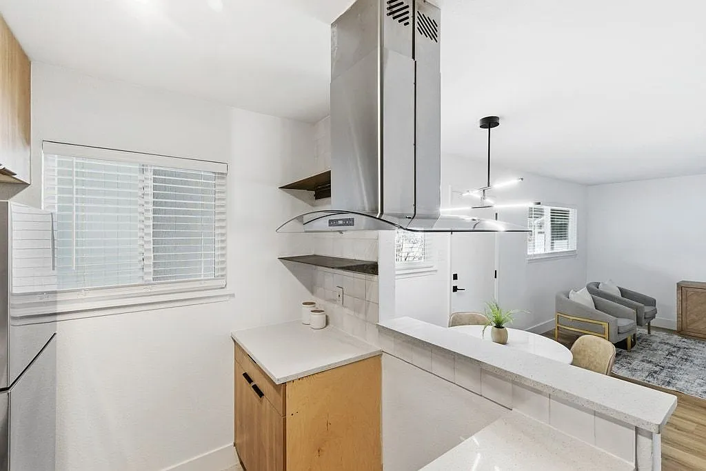 CrestHaus Apartments — Photo 3