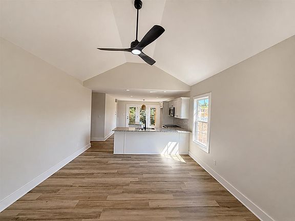 4th image of 704 Cherry Blossom Rd