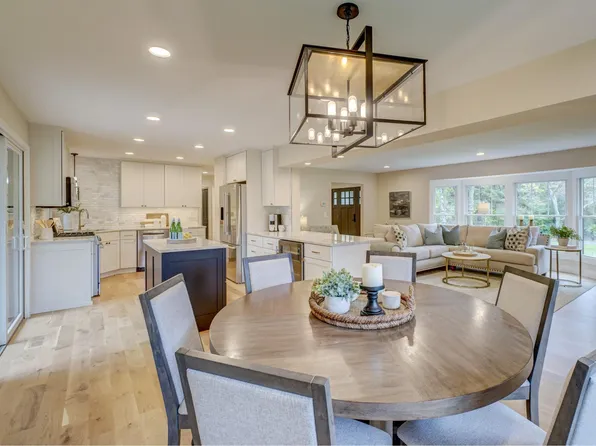 4 Dove Ln, North Oaks, MN 55127