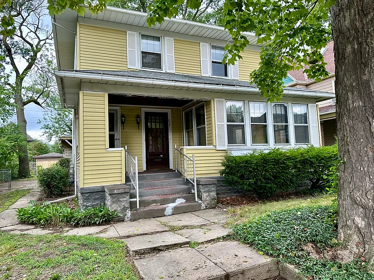837 Forest Ave — Photo 1
