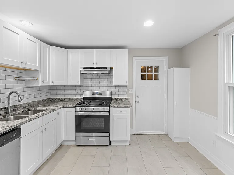 1369 City Park Ave — Photo 8