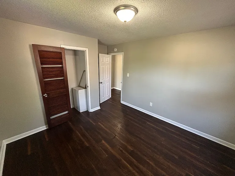2115 Lee High Dr NE — Photo 3