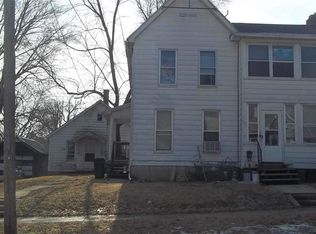 525-525.5 E Wyandotte St, Freeport, IL 61032
