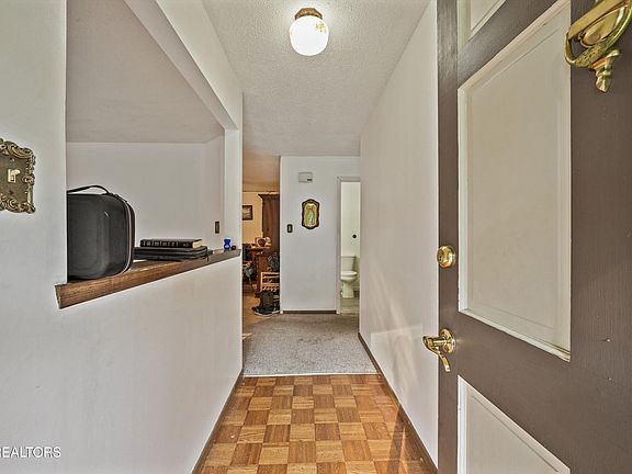3rd image of 7853 Cedarcrest Rd