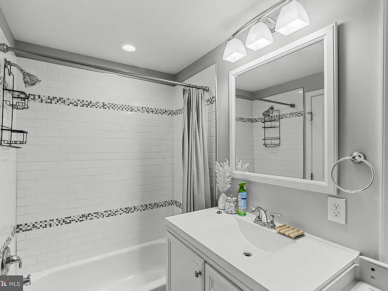 601 S Rose St — Photo 25