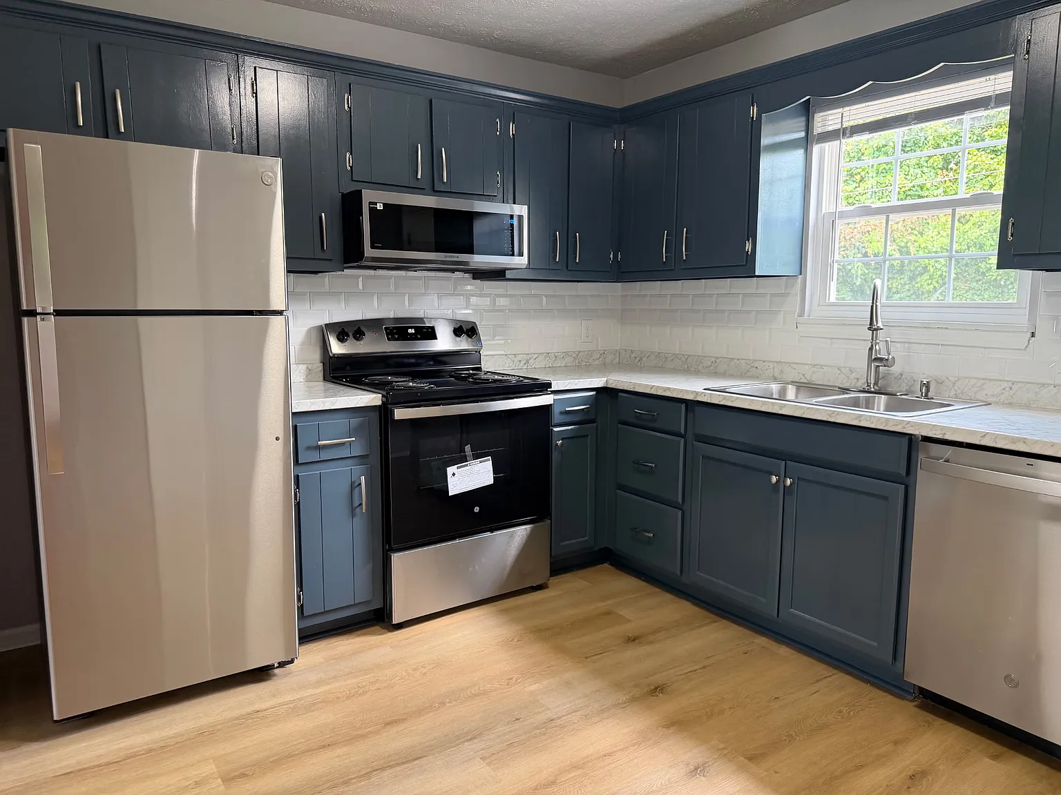 320 Riverside Dr — Photo 3