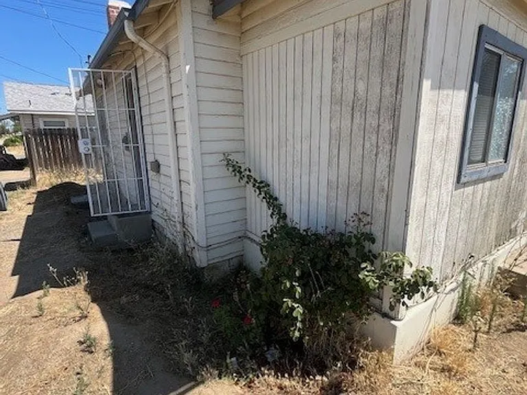 241 W Firebaugh Ave — Photo 2