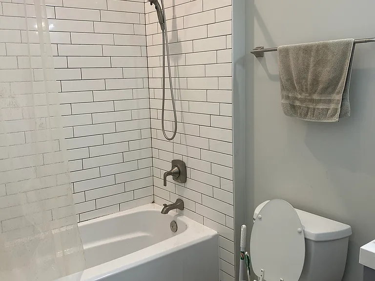 1472 W Summerdale Ave #2F — Photo 8