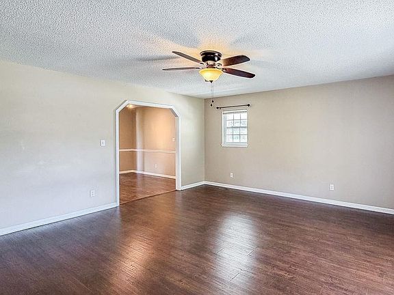 3rd image of 290 Dickson Rd